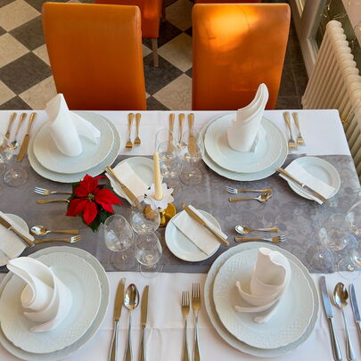 Tisch mit Weihnachtsdeko im Wintergarten vom Parkhotel Bad Schandau
