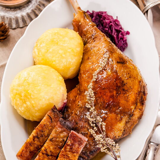 Weihnachten - Gänseschmaus mit Gänsekeule und Klößen