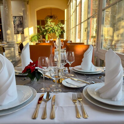 Gedeckter Tisch im Wintergarten vom Parkhotel Bad Schandau