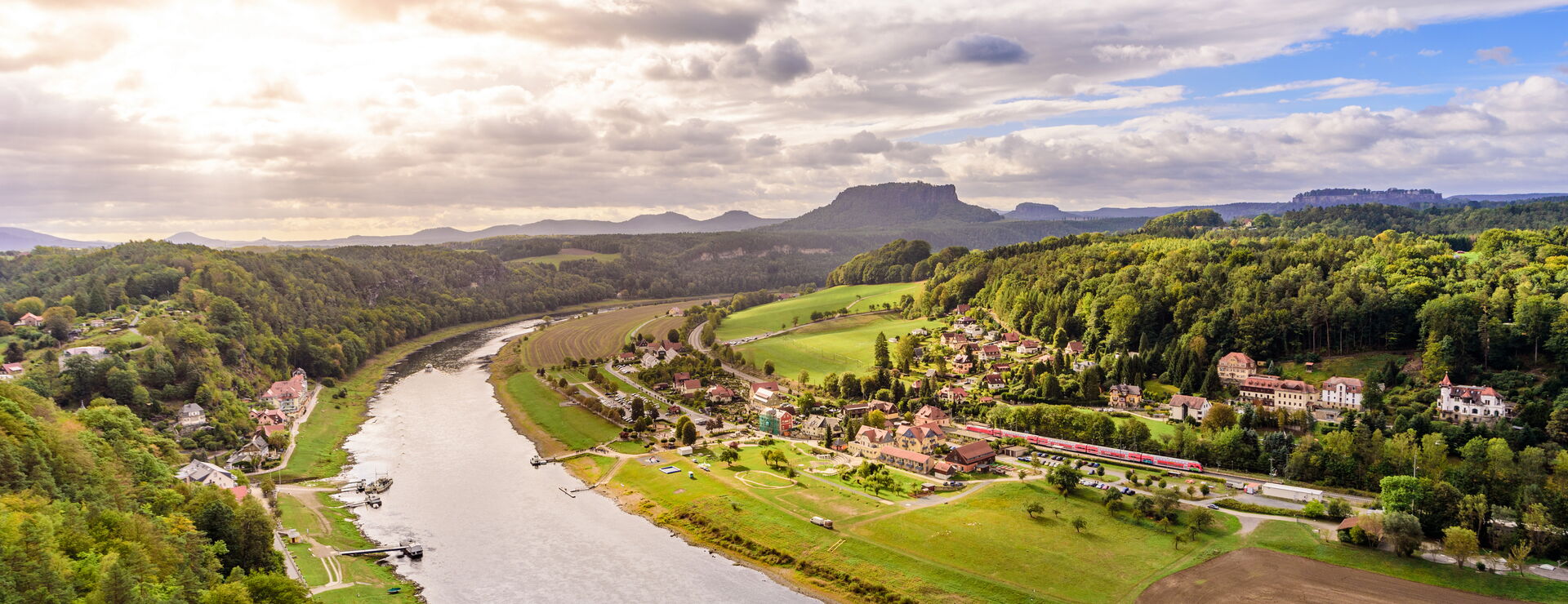 Blick vom Bastei-Aussichtspunkt auf die Elbe und die Stadt Rathen